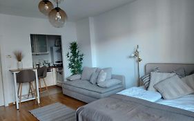 Balcony Apartment, 5 Min Walk To First District